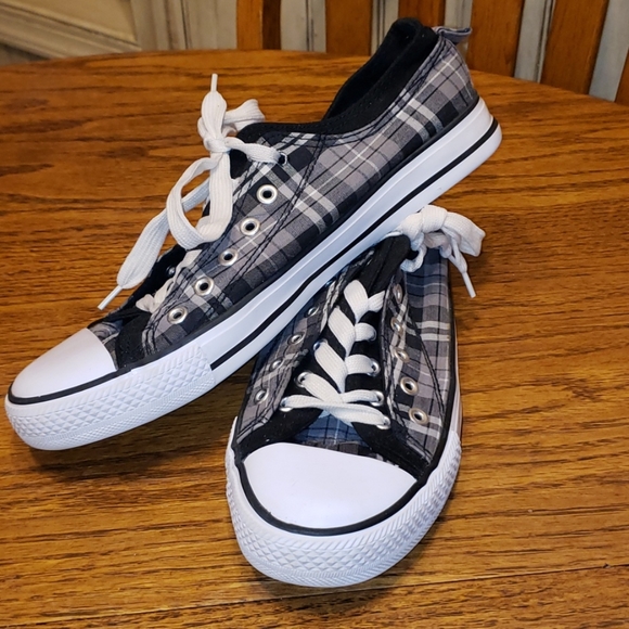 Twisted sneakers size 10 - Picture 2 of 8